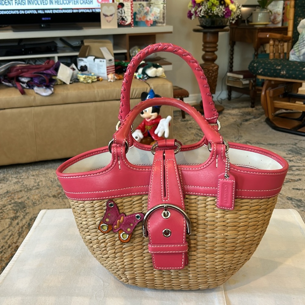 Coach, straw and pink leather handled bag with snap closure pink lining - Picture 9 of 9